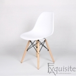 Masa rotunda din MDF cu 4 scaune din plastic cu picioare din lemn2