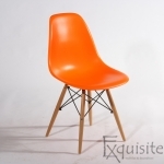 Masa rotunda din MDF cu 4 scaune din plastic cu picioare din lemn4